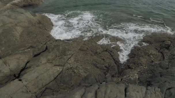 Küste in Thailand, Meereswellen brechen an den Felsen, 4k Drohnenflug — Stockvideo