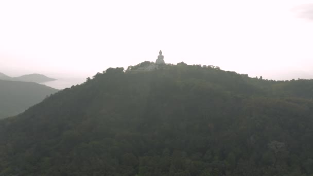 Μεγάλο άγαλμα του Βούδα στο λόφο στο νησί Πουκέτ Sunset 4k Drone πτήση — Αρχείο Βίντεο