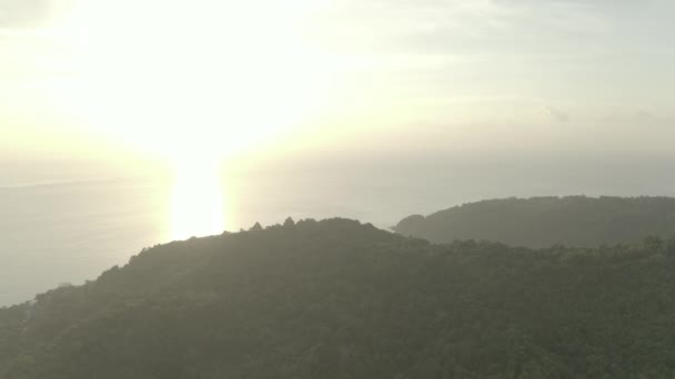 Ηλιοβασίλεμα στον Ωκεανό, Ασία 4k Drone πτήση πάνω από το δάσος στην Ταϊλάνδη — Αρχείο Βίντεο