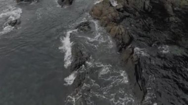 Tayland 'da kıyı şeridi, kayalıklarda kırılan okyanus dalgaları, 4k İHA uçuşu.