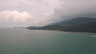 Koh Samui 'de bulutlu bir gökyüzü, Tayland' da Asya 4k İHA uçuşu