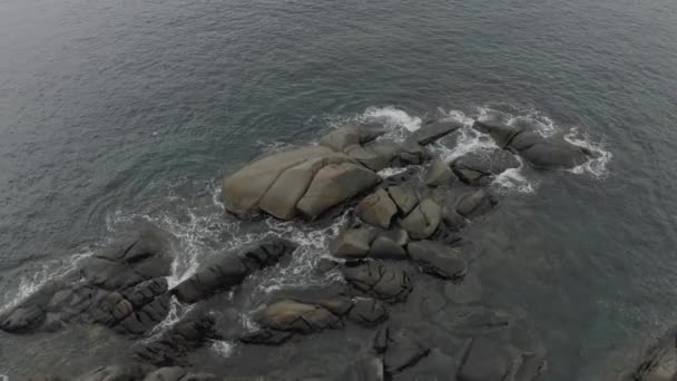 바다의 파도가 바위에 부딪혀 4K 드론이 날아간다 — 비디오