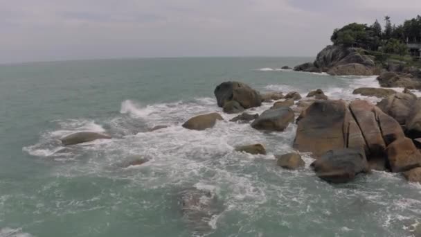 Kustlijn in Thailand., oceaan golven breken op de rotsen, 4k Drone vlucht — Stockvideo