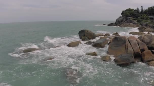 Línea costera en Tailandia., olas del océano rompiendo en las rocas, vuelo 4K Drone — Vídeos de Stock