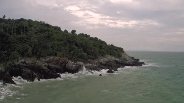Línea costera en Tailandia., olas del océano rompiendo en las rocas, vuelo 4K Drone — Vídeo de stock