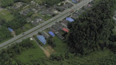Asya, Tayland ve 4k İHA 'lar arasında dağlar ve tropikal ormanlar arası otoyol