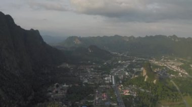 Asya, Tayland ve 4k İHA 'lar arasında dağlar ve tropikal ormanlar arası otoyol