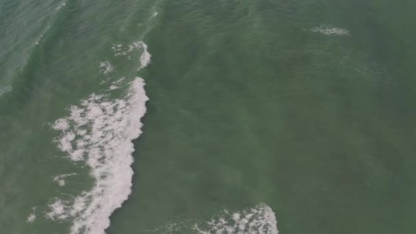 Vagues turquoise dans le golfe de Thaïlande près de la côte de Koh Samui 