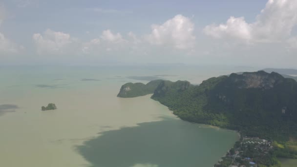 Blue Sea et Jungle Mountains en Asie, Thaïlande, 4K Drone shot — Video