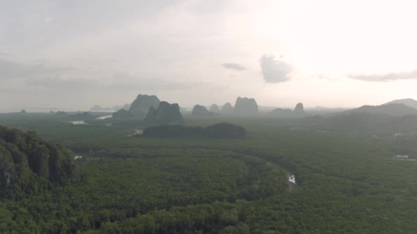 Ріка між джунглями й горами в Азії, Таїланді, 4k Дронів пострілу — стокове відео