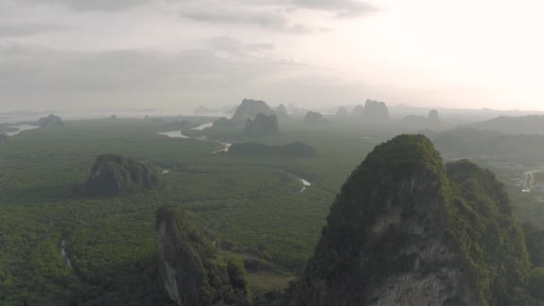 Folyó a dzsungel és a hegyek között Ázsiában, Thaiföldön, 4k Drone shot — Stock videók