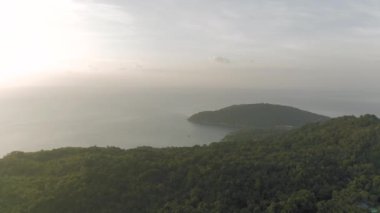 Okyanusta gün batımı, Asya 4k İHA uçuşu Tayland 'da orman üzerinde