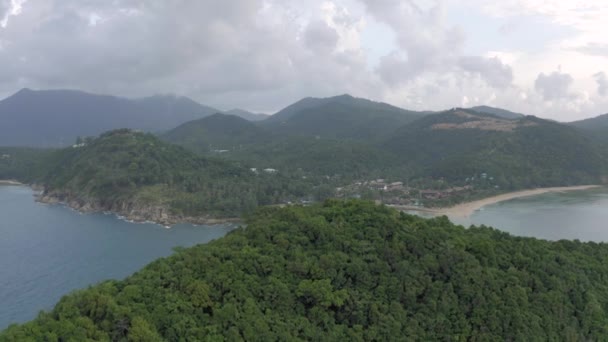 Phangan Island Coastline, Bos, Strand en blauwe Zee in Thailand, 4k Drone schot — Stockvideo