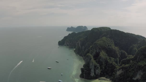 Paradise Phi-Phi Island atural reservation in Thailand 4k Drone flight — Stock video