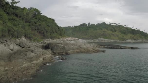 Kustlinje i Thailand., havsvågor bryter på klipporna, 4k Drone flygning — Stockvideo