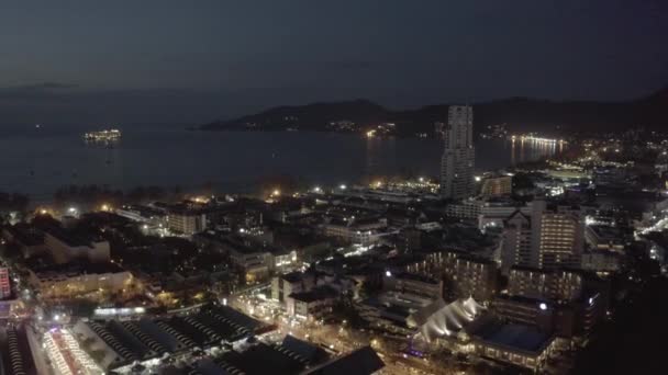 Patong ciudad Noche Coches y bicicletas tráfico en Tailandia Phuket Island — Vídeos de Stock