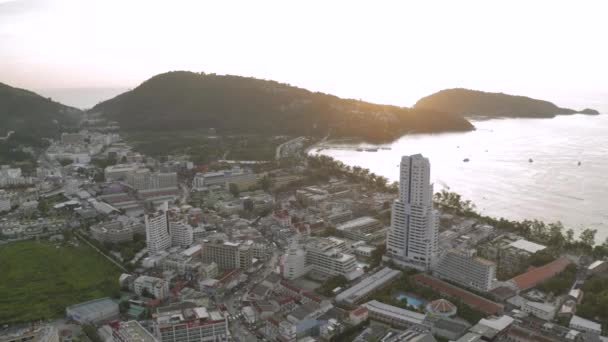Patong City en Beach leven met auto 's en boten in Thailand Phuket Island 4k Drone vlucht — Stockvideo