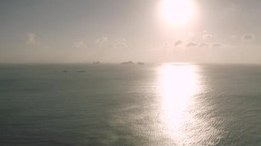 Okyanusta gün batımı kayalıkları, Tayland 'da 4k Drone uçuşu