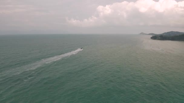 Velocidade barco no Golfo da Tailândia 4K Drone tiro — Vídeo de Stock