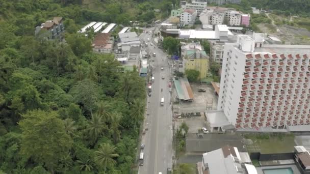 Trafic de voitures et de vélos en Patong, Thaïlande Phuket Island 4K Drone vol — Video