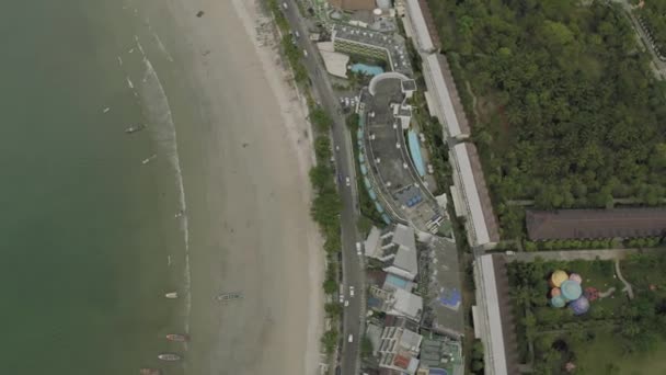 Patong Beach y la vida de la ciudad en Tailandia Phuket Island 4K Drone vuelo — Vídeos de Stock