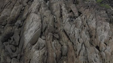 Tayland 'da kıyı şeridi, kayalıklarda kırılan okyanus dalgaları, 4k İHA uçuşu.