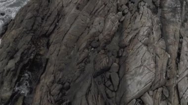 Tayland 'da kıyı şeridi, kayalıklarda kırılan okyanus dalgaları, 4k İHA uçuşu.