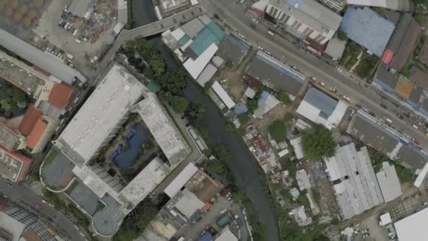 Αυτοκίνητα και ποδήλατα κυκλοφορίας στην πόλη Patong, Ταϊλάνδη Phuket Island 4k Drone πτήση — Αρχείο Βίντεο
