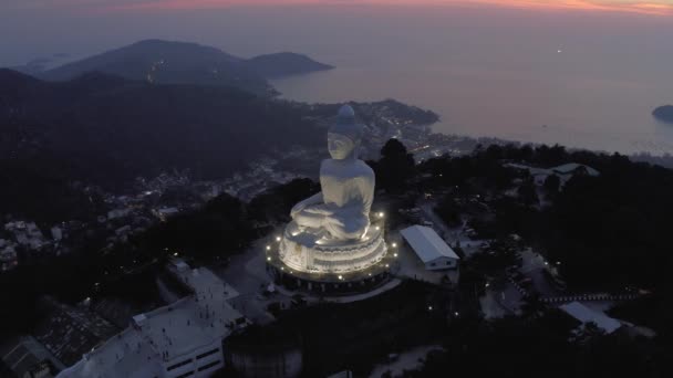 Nagy Buddha szobor a hegyen Phuket Island Sunset 4k Drone repülés — Stock videók