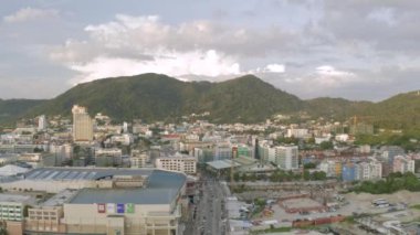 Patong şehrinde, Tayland Phuket Adası 4k insansız hava aracı günbatımı trafiği