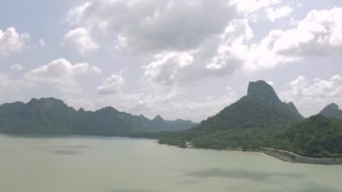 Asya 'daki Mavi Deniz ve Orman Dağları, Tayland, 4k Drone