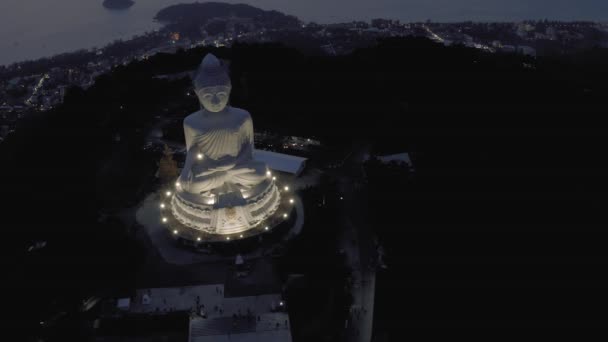 Iso Buddha patsas kukkulalla Phuket Island Sunset 4K Drone lento — kuvapankkivideo