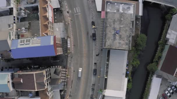 Auto 's en fietsen verkeer in Patong stad, Thailand Phuket Island 4k Drone vlucht — Stockvideo