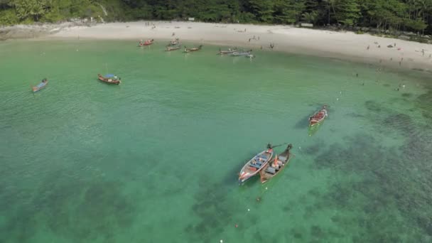 Frihetsstrand Phuket och turist Resebåtar — Stockvideo