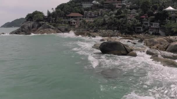 Linea costiera in Thailandia., onde oceaniche che si infrangono sulle rocce, 4K Drone volo — Video Stock