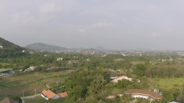 Viviendas en el pueblo en Phuket Island, vuelo 4K Drone — Vídeo de stock