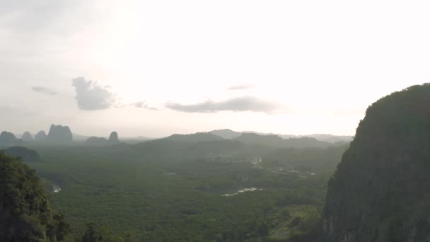 Autópálya a hegyek és a trópusi erdő között Ázsiában, Thaiföldön, 4k Drone shot — Stock videók