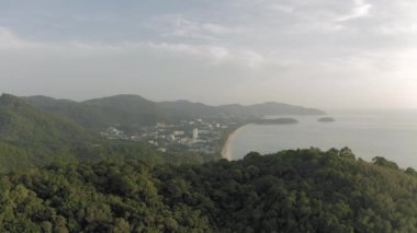 Tropikal Orman Mavi Deniz Tayland Phuket Adası 4k insansız hava aracı