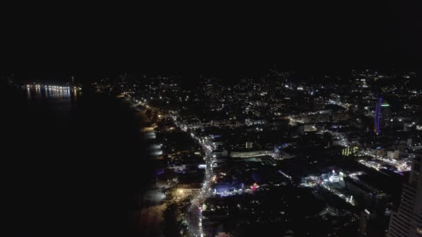 Patong ciudad Noche Coches y bicicletas tráfico en Tailandia Phuket Island — Vídeo de stock