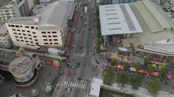 Tráfego de carros e bicicletas na cidade de Patong, Tailândia Phuket Island 4K Drone flight — Vídeo de Stock