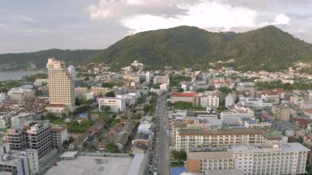 Solnedgång tid Bilar och cyklar trafik i Patong stad, Thailand Phuket Island 4k Drone flygning — Stockvideo