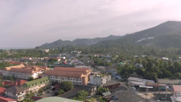 Samui Island stadsleven, auto verkeer in Thailand, 4k Drone vlucht — Stockvideo