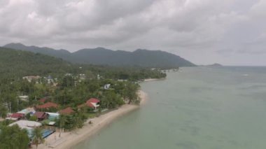 Tayland 'da uçurtma. Phangan Adası' nda mavi deniz.