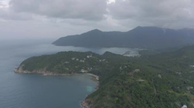 Tayland 'da Phangan Adası Sahil Hattı, Orman, Kumsal ve Mavi Deniz, 4k Drone