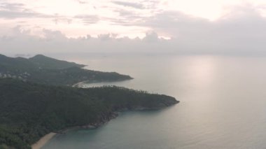 Tayland 'da Phangan Adası Sahil Hattı, Orman, Kumsal ve Mavi Deniz, 4k Drone