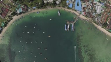 Cennet Phi-Phi Adası Tayland 4k insansız hava aracı rezervasyonunda.