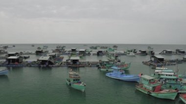 Vietnam 'da balıkçı tekneleri ve balıkçı evleri.