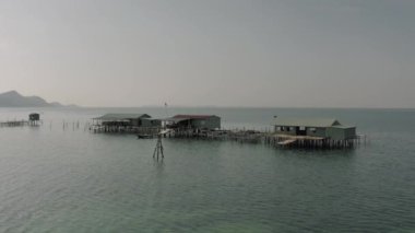 Vietnam 'da balıkçı tekneleri ve balıkçı evleri.