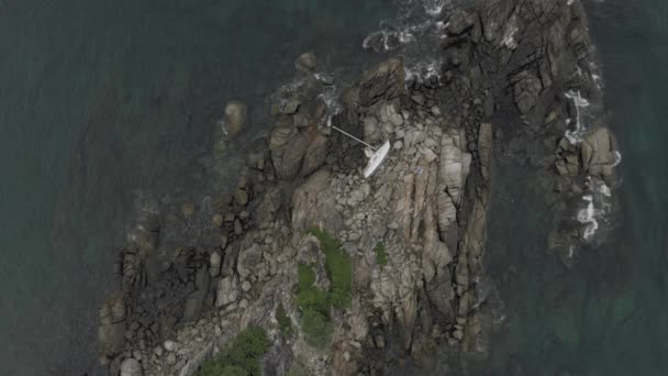 Broken Yacht on the rocks na Storm, Scheepswrak sisaster in de zee — Stockvideo