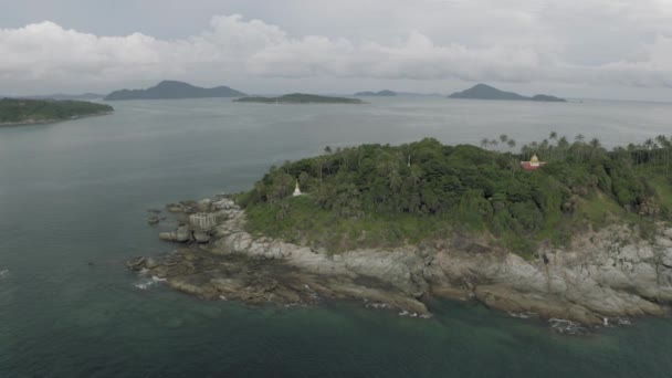 Zlatý Buddha socha na ostrově v blízkosti Phuket, 4k Dron letu — Stock video